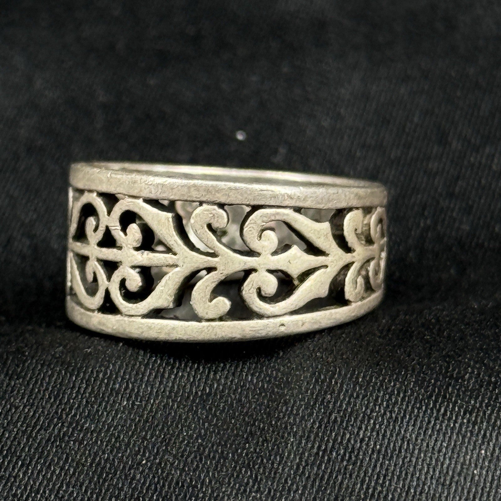 James Avery Sterling Ring Silver Retired Open Adorned Heart Scroll Band Size 5.5